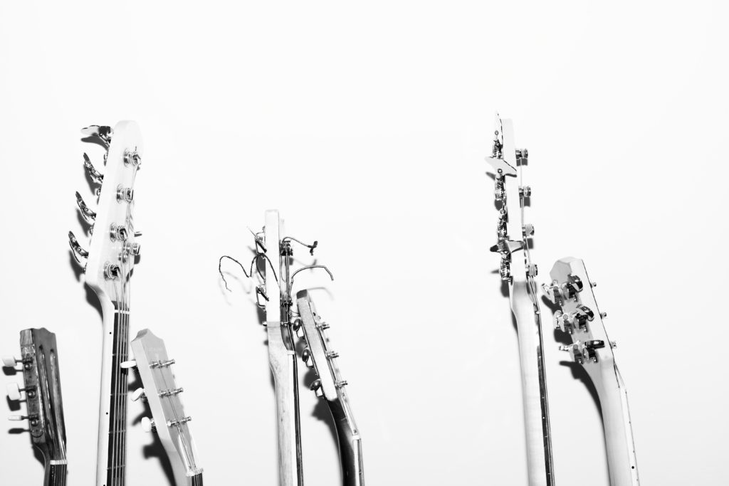 カントリーミュージックをルーツとするギタリスト、長岡亮介特集